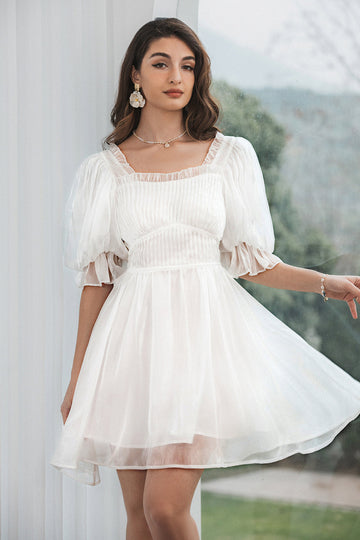 Pequeño vestido blanco plisado de tul con espalda con cordones
